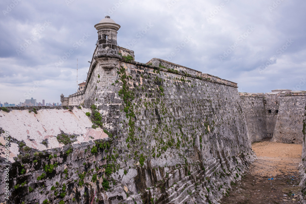 Muros y torres de vigilancia en el castillo de la Real Fuerza de La Habana en Cuba