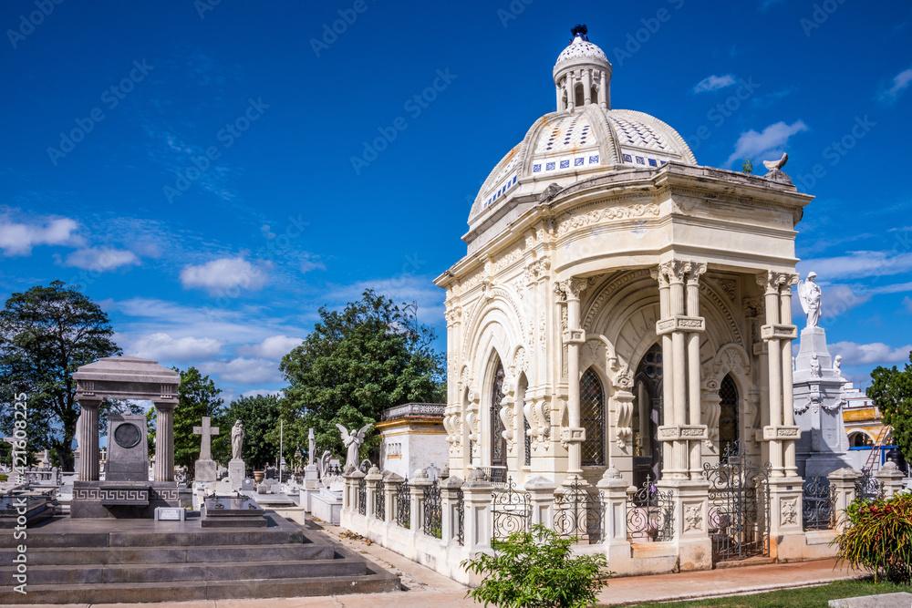 Tumbas y mausoleos en el cementerio de Cristobal Colón de La Habana, Cuba