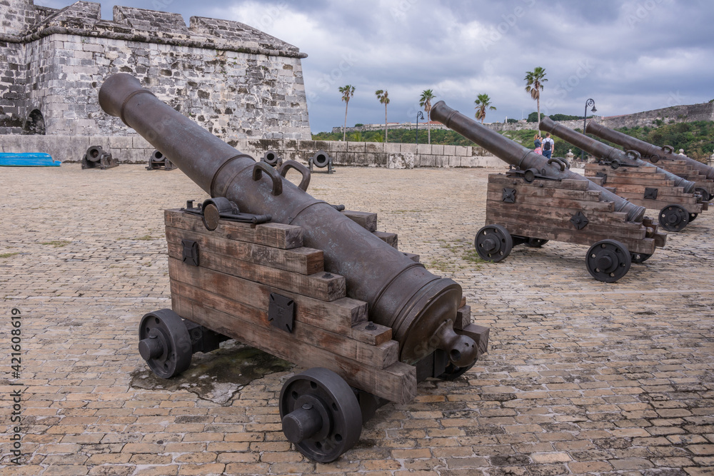 Viejos cañones en el castillo de la Real Fuerza de La Habana en Cuba