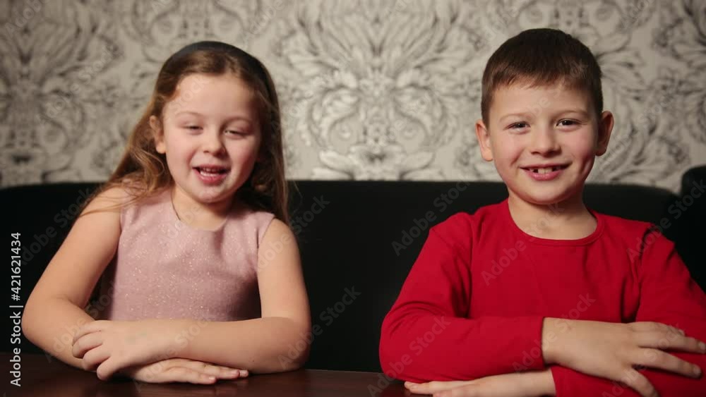 Communication session of psychologist and girl boy 5, 8 years. Child tells Communication session of psychologist and girl boy 5, 8 years. Child tells