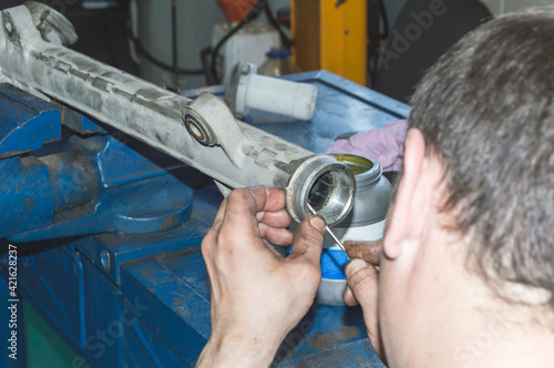 Dismantling of the steering rack oil seal