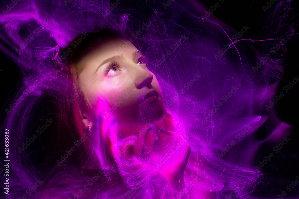 beautiful girl model with cosmic make-up on face, blue and purple color on dark background , longexposure foto beautiful girl model with cosmic make-up on face, blue and purple color on dark background , longexposure foto