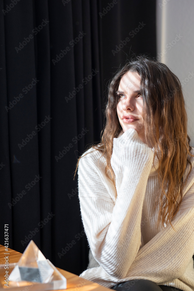 elegante Frau in Pullover elegante Frau in Pullover