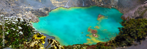 Lac d'acide dans le cratère du volcan Poás au Costa Rica