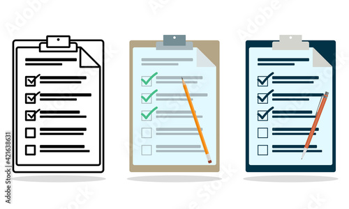 Checklist isoliert mit Bleistift und Kugelschreiber grüne Häkchen abgehakt erledigte Aufgaben