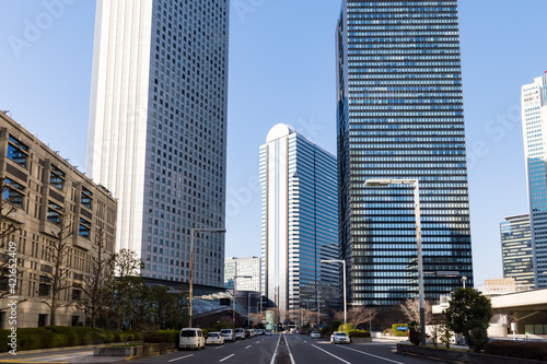 (東京都ｰ都市風景)春の議事堂通りの高層ビル３