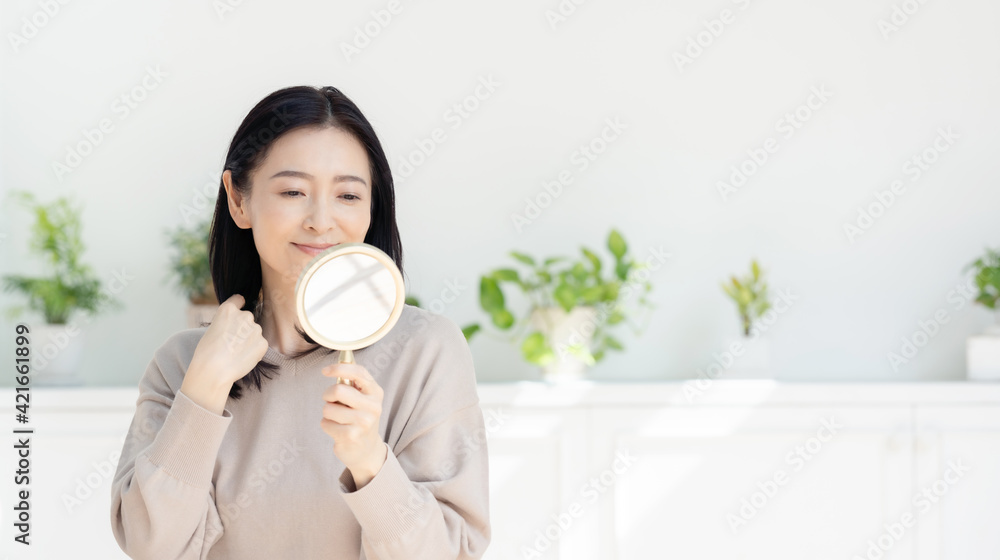 ミドル女性の美容イメージ　スキンケア　ヘアケア