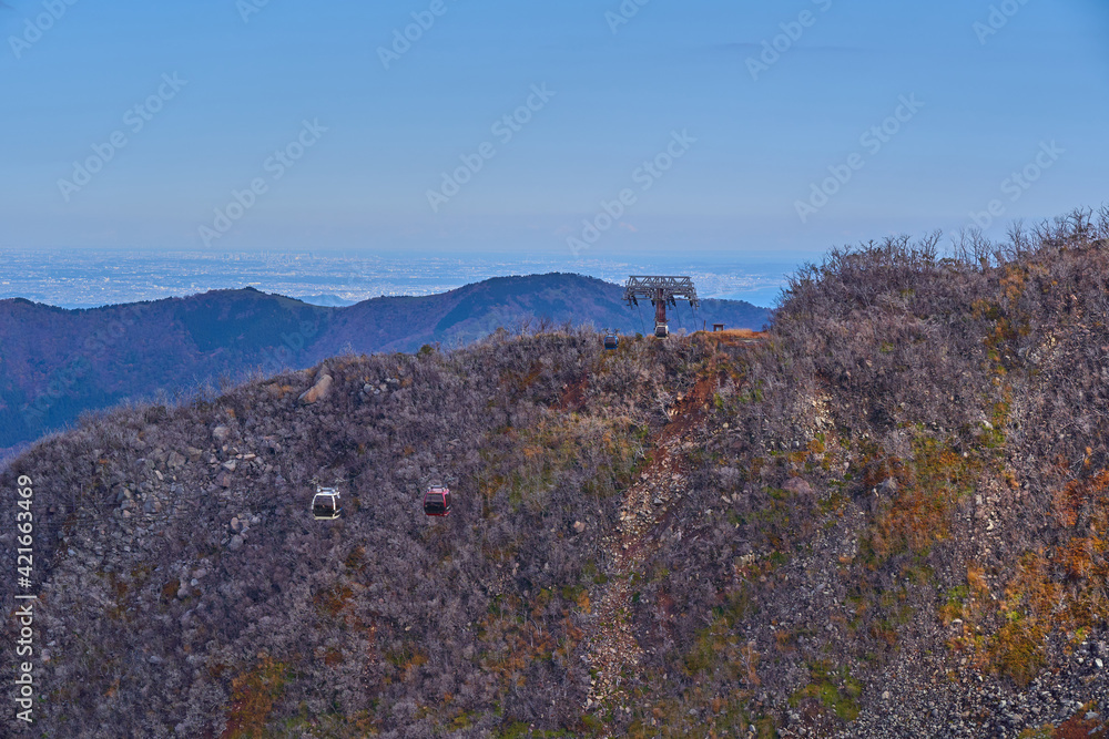Fototapeta premium 神奈川県箱根町の大涌谷と箱根ロープウェイ