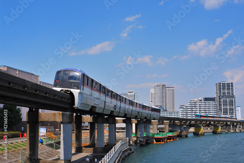 京浜運河を行く東京モノレール
