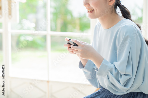 テレビゲームをプレイする女性