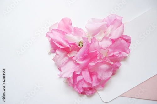 Fototapeta Naklejka Na Ścianę i Meble -  Heart made by Sweet pea flower petals. Spring and love concept background for Mother's day , wedding day and Spring greeting.スイートピー花びらのハート、ハート型の花びら、母の日、春のイベント、結婚式