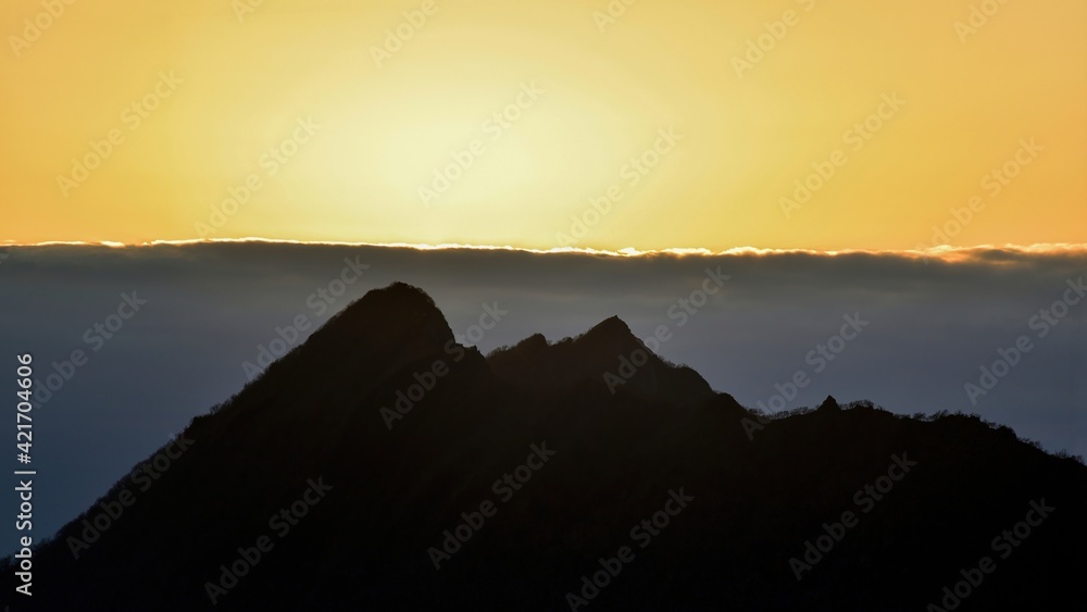 夜明け前の朝焼けと摩周岳のコラボ情景＠北海道