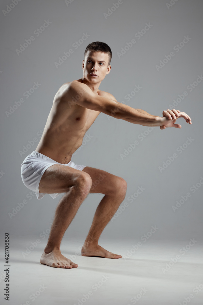 Obraz premium man doing sports Fitness squats with straightened arms