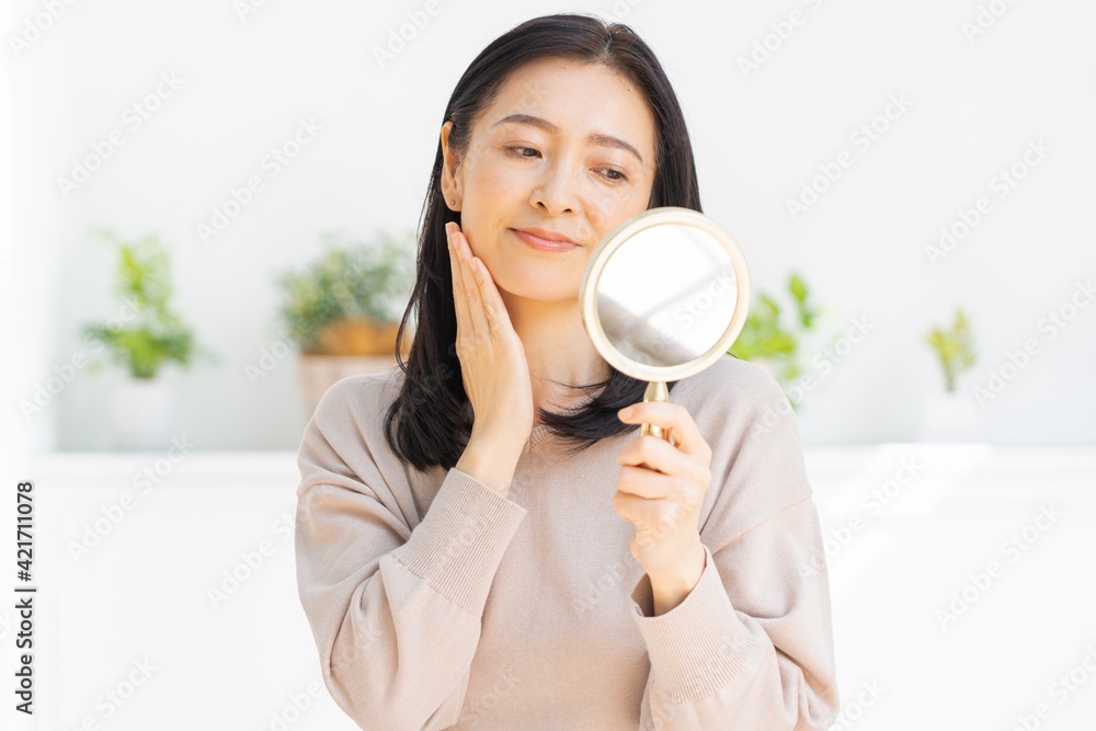 肌を気にするミドル日本人女性のポートレート