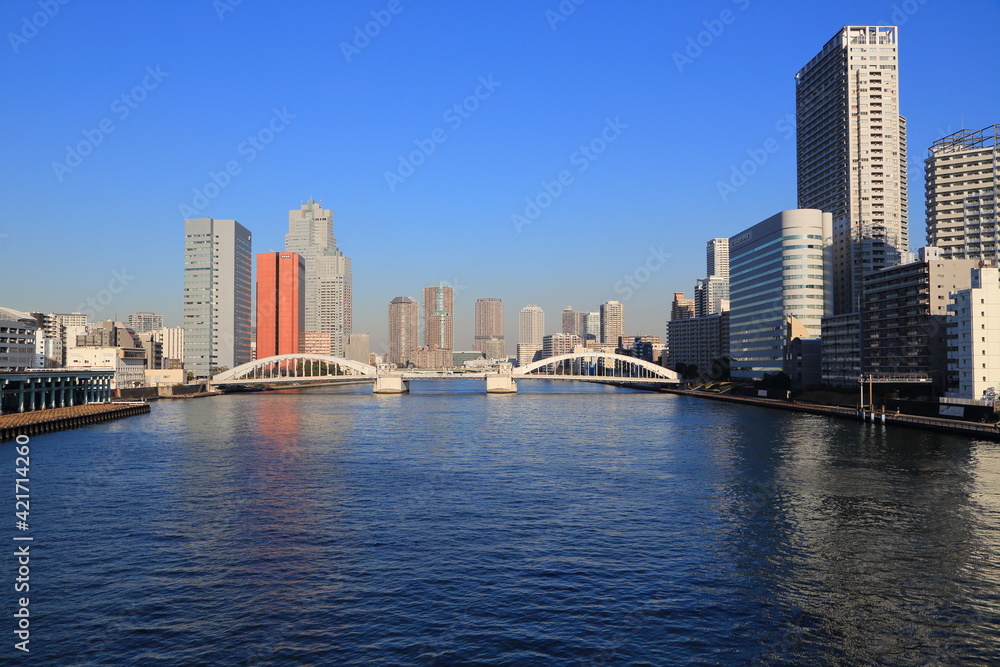 隅田川に架かる勝鬨橋と高層ビル群