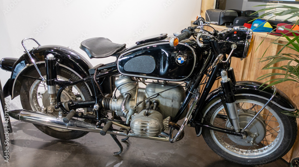  BMW R5 motocicleta antigua bicicleta negra vintage en tienda tienda de motos Foto de stock