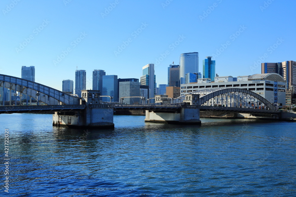 勝鬨橋と都心の高層オフィスビル群