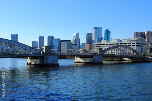 勝鬨橋と都心の高層オフィスビル群 © isami