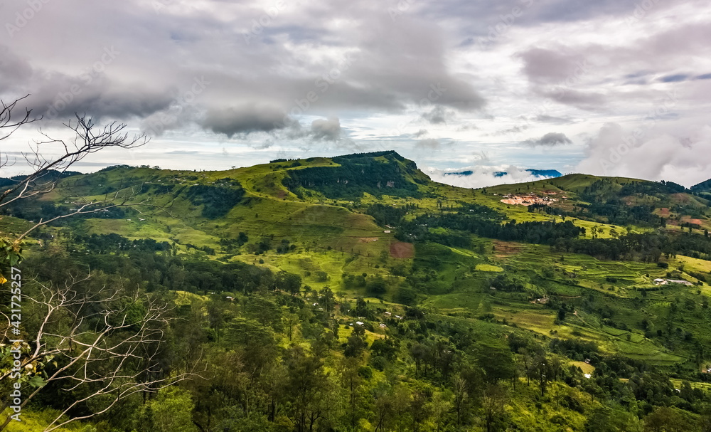 Obraz premium Mountain landscape landscape with clouds in the sky in Sri Lanka