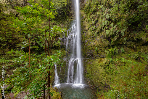 Langzeitbelichtung eines Wasserfalls am Wegesrand der Wanderung zum Caldeirao Verde in Madeira Portugal © Markus