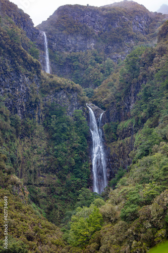 Der Risco Wasserfall während der Wanderung zu den 25 Quellen in Madeira. 