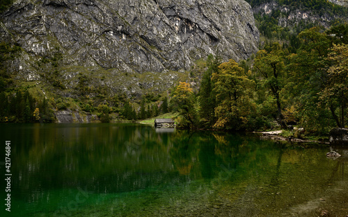 Ein düsterer Morgen am Oberee mit einem Bootshaus im Herbst