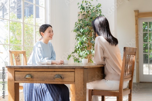 日本人 若い女性二人のポートレート 