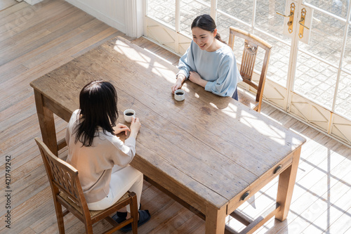 Fototapete 日本人　若い女性二人のポートレート　