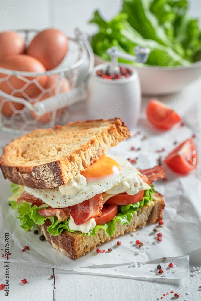 Homemade toasted bread with egg, bacon and tomato. British breakfast.