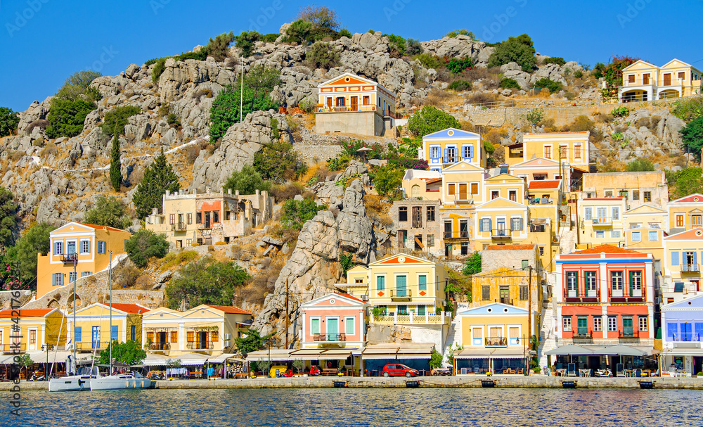 Renovierten Herren- und Kapitänshäuser, meistens in Pastelltönen gehalten auf  Kalymnos - die Schwammtaucherinsel
