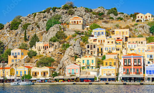 Renovierten Herren- und Kapitänshäuser, meistens in Pastelltönen gehalten auf  Kalymnos - die Schwammtaucherinsel
 photo