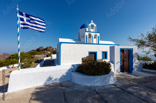 Die orthodoxe Kirche Profitis Ilias auf der halben Wegstrecke zwischen Imerovigli und Oia auf der Insel Santorin gelegen. Typische blau weiße griechische Architektur photo