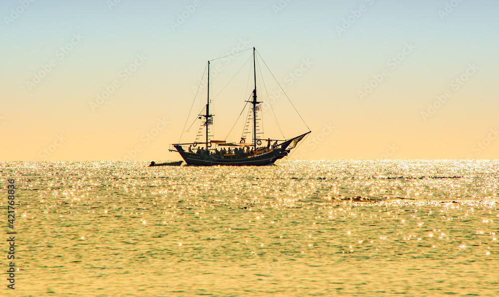 Segelboot im Sonnenuntergang Segelboot im Sonnenuntergang