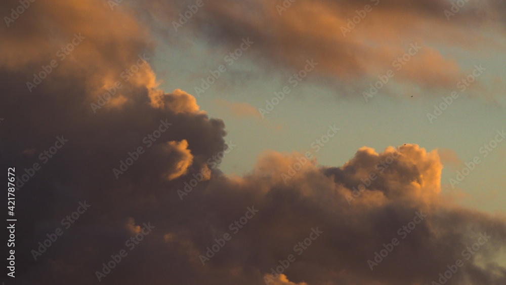 Magnifique crépuscule, marqué par des cumulus teintés de couleurs orangées