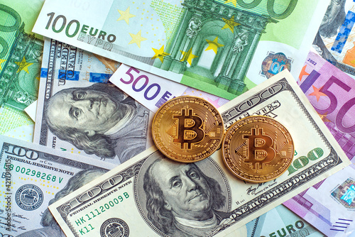 Obraz na płótnie Dollars and bicone as an abstract symbol of the growing role of digital currency and financial transactions on the Internet (course, exchange, trade, circle - concept) w salonie