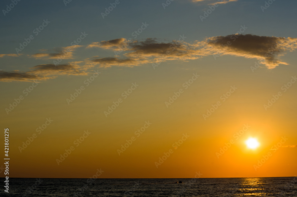 Naklejka premium Amazing sea sunset, the sun, waves, clouds