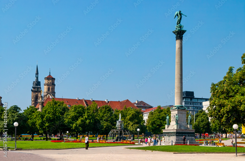 Fototapeta premium Schlossplatz und die Stiffskirche, Stuttgart, Deutschland