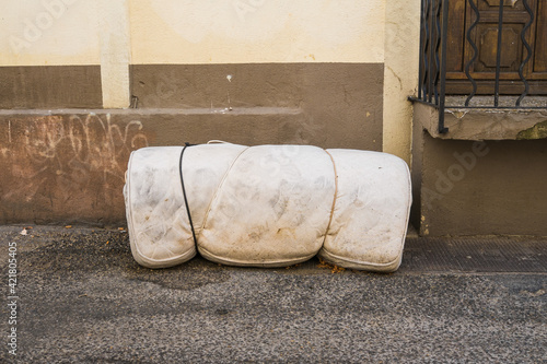 Un vieux matelas abandonné dans la rue. Arles, France