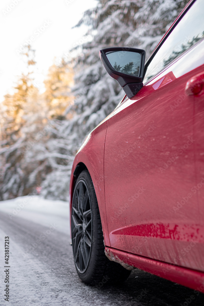 rotes Auto im Schnee