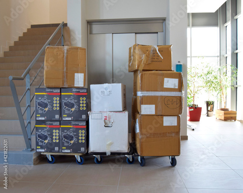 Cardboard and furniture in the lobby of a company during a move