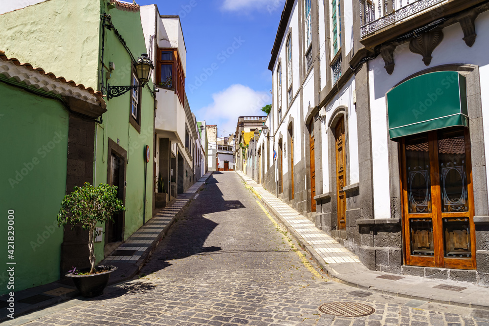 Obraz premium Typical streets of a small Canarian town with white houses and bright colors. Arucas Gran Canaria.