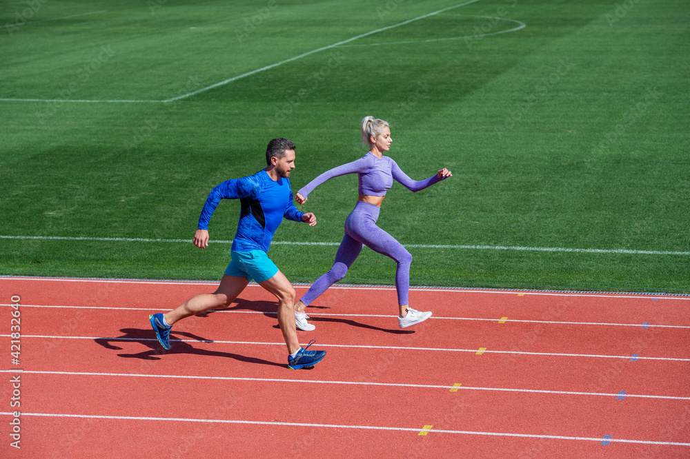 Obraz premium energy stamina. fit sporty people jumping. man and woman sport trainer run. fitness couple training