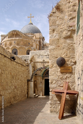 Die neunte Station des Kreuzweges Via Dolorosa in Jerusalem mit der Grabeskirche im HIntergrund