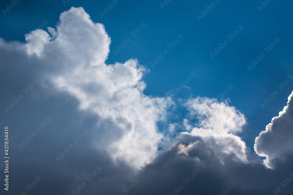 Wolken mit durchscheinender Sonne Wolken mit durchscheinender Sonne