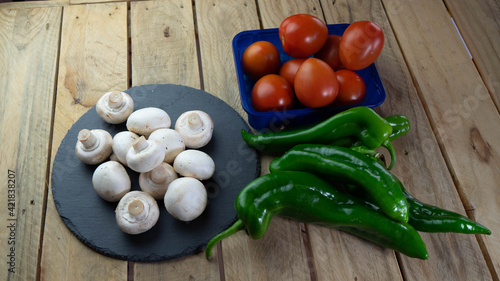 Champiñones, tomates canarios y pimiento verde italiano. Tres ingredientes indispensables en la dieta mediterránea
