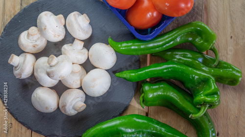 Champiñones, tomates canarios y pimiento verde italiano. Tres ingredientes indispensables en la dieta mediterránea