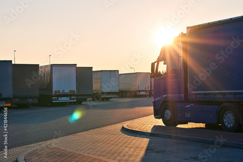 Foto Loaded trucks parked in waiting area on border crossing