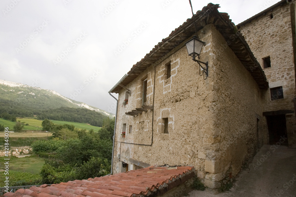 CASAS DE ARQUITECTURA POPULAR EN EL PUEBLO DE ANTOÑANA PERTENECIENTE A LA MONTAÑA ALAVESA. CASAS DE ARQUITECTURA POPULAR EN EL PUEBLO DE ANTOÑANA PERTENECIENTE A LA MONTAÑA ALAVESA.