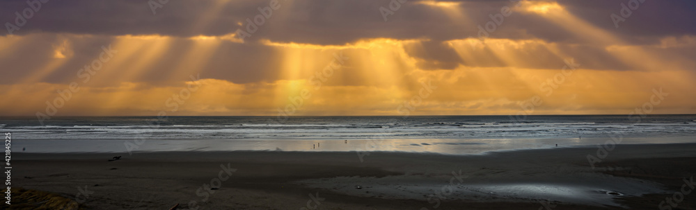 Fototapeta premium Panorama shot of the beach at sunset at Seaside Oregon