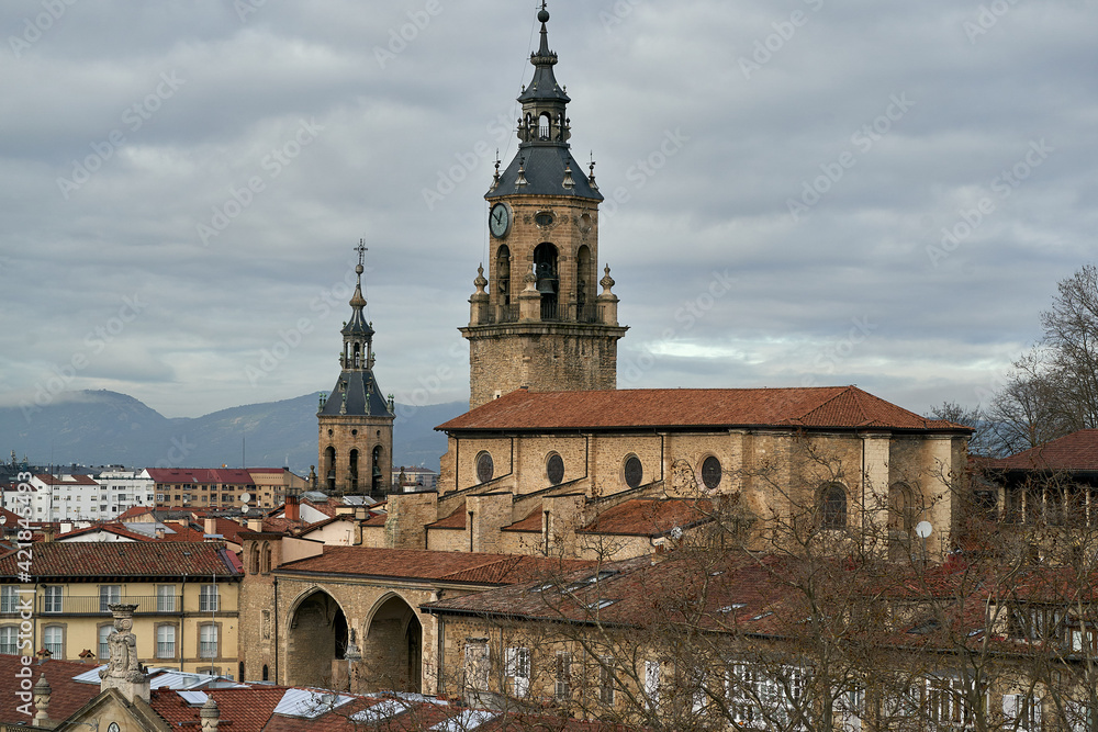 Obraz premium Iglesia de San Miguel y detrás la torre de la iglesia de San Pedro, ubicadas en el caso medieval de la ciudad de Vitoria-Gasteiz (País Vasco)
